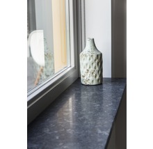 Decoratieve vaas op een vensterbank
