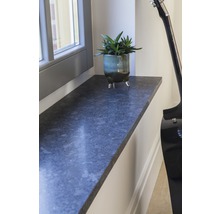 Vensterbank met plant en gitaar in kamer