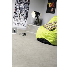 Jongenskamer met vinylvloer, zitzak en decoratie
