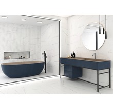 Moderne badkamer met bad, wastafel en marmeren tegels
