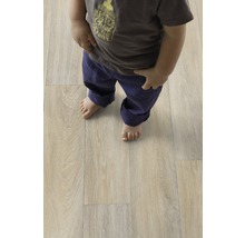Kind staat op lichte laminaatvloer met houtlook