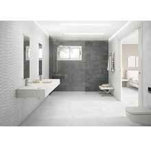 Lichte badkamer met wastafel, spiegels, douche en toilet.
