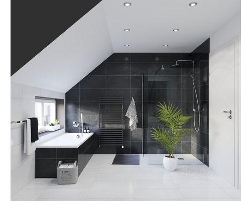 Moderne badkamer met ligbad, douche en radiator