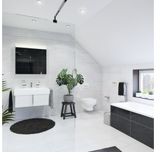 Moderne badkamer met wastafel, spiegel, toilet en bad in een lichte ruimte