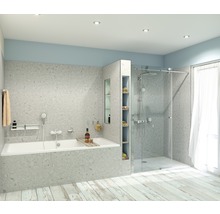 Badkamer met bad, douche en planken