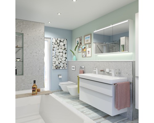 Lichte badkamer met bad, wastafelonderkast, toilet en bidet in een modern design.