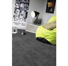 Interieur met grijze vloer, zitzak en decoratie