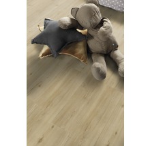 Lichte houten vloer met knuffel en kussens