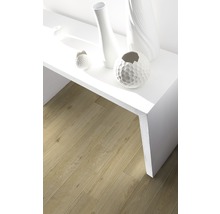 Lichte houten vloertegels met witte decoratieve vazen op een witte tafel
