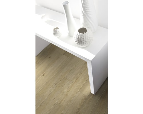 Lichte houten vloertegels met witte decoratieve vazen op een witte tafel