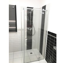 Inloopdouche met glazen wand en zwarte radiator in de badkamer.