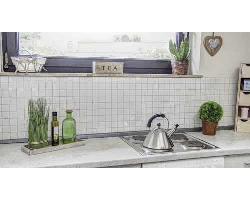 Keukenscène met keukengerei en decoraties op een aanrecht