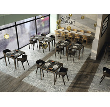 Restaurantinterieur met tafels, stoelen en decoratieve vloertegels.
