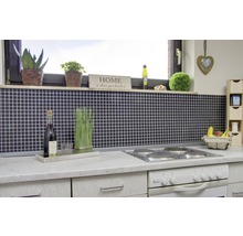 Keukenscène met mozaïektegelwand, decoraties en keukenapparatuur
