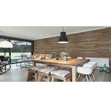 Woonkamer met houten wand, eettafel, stoelen en raam met rolgordijn