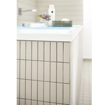 Detail van een badkamer met rechthoekige wandtegels.