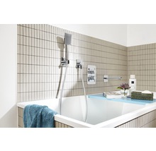 Badkamer met bad, douchekop en armaturen