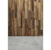 Houten bekleding met onregelmatige planken aan een muur.