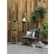Woonkamer met houten lambrisering, fauteuil, vloerlamp en planten