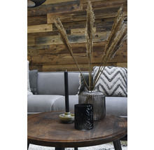 Decoratieve woonkamer met bank, tafel en accessoires zoals kaarsen, windlicht en een vaas met siergras