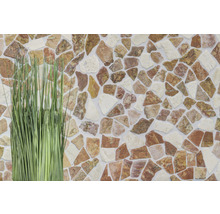 Wanddecoratie met natuursteenmozaïek en decoratief gras