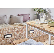 Terras met zitbank, kussens, tafel, servies en buitenverlichting