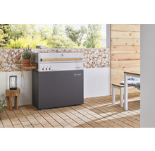 Buitenruimte met grillstation, grillbestek en houten tafel