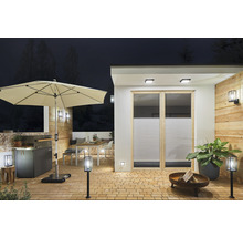 Terras met parasol, barbecue, tuintafel, zitplaatsen, vuurplaats en verlichting.