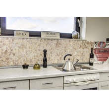 Keukenscène met tegelwand, kookgerei en decoraties
