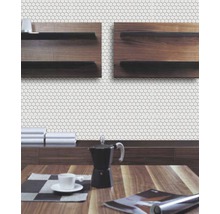 Scene met witte mozaïektegels op de muur, planken en houten tafel