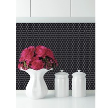 Wanddecoratie met zeshoekige tegels, bloemenvaas en voorraadbussen