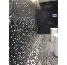 Badkamer met mozaïektegels op wand en vloer