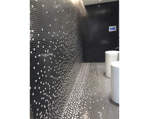 Badkamer met mozaïektegels op wand en vloer