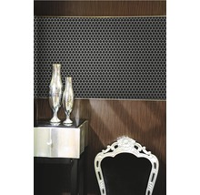 Scene met zeshoekige mozaïektegels op de muur, gecombineerd met een bijzettafel en een stoel