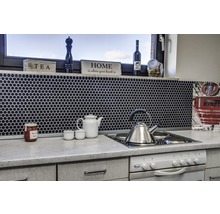 Keukenscène met mozaïektegels, theepot, waterkoker en kookplaat.