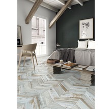 Slaapkamer met houten balken en houtlook vloertegels