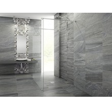 Moderne badkamer met grijze tegels, douche met glazen wand en wastafel met spiegel