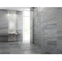 Moderne badkamer met grijze tegels, douche en wastafel