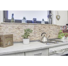 Keukenscène met werkblad, fornuis, waterkoker en decoraties