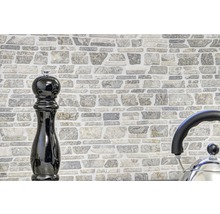 Muur van steenimitatie met pepermolen en waterkoker