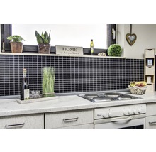 Keukenscène met mozaïektegels, planten, decoraties en elektrisch fornuis