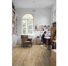 Lichte werkruimte met boekenkast, fauteuil en laminaatvloer