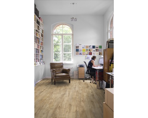 Lichte werkruimte met boekenkast, fauteuil en laminaatvloer