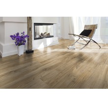 Lichte woonkamer met laminaatvloer, open haard, stoel en decoratie