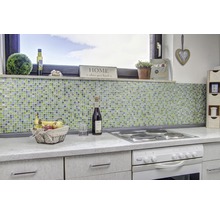 Lichte keuken met mozaïektegelwand en decoraties