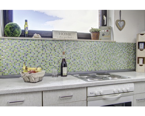 Lichte keuken met mozaïektegelwand en decoraties