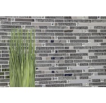 Muur van mozaïektegels met glas- en steenlook en decoratie
