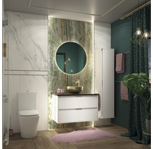 Moderne badkamer met toilet, wastafelonderkast, spiegel en handdoekhouder