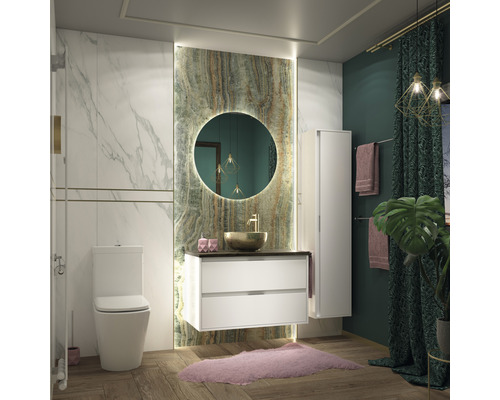 Moderne badkamer met toilet, wastafelonderkast, spiegel en handdoekhouder
