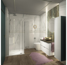Badkamer met douche, toilet, wastafel en spiegel